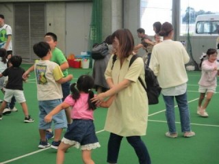 親子で遊んでいる様子